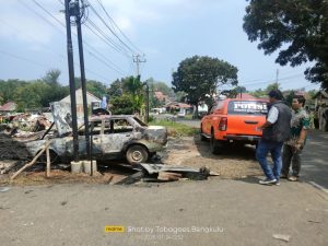 Gambar Sengketa Tanah STQ, Kerasnya eksekusi, diwarnai aksi pembakaran oleh "oknum" yang luput dari pengawasan puluhan pasang mata aparat